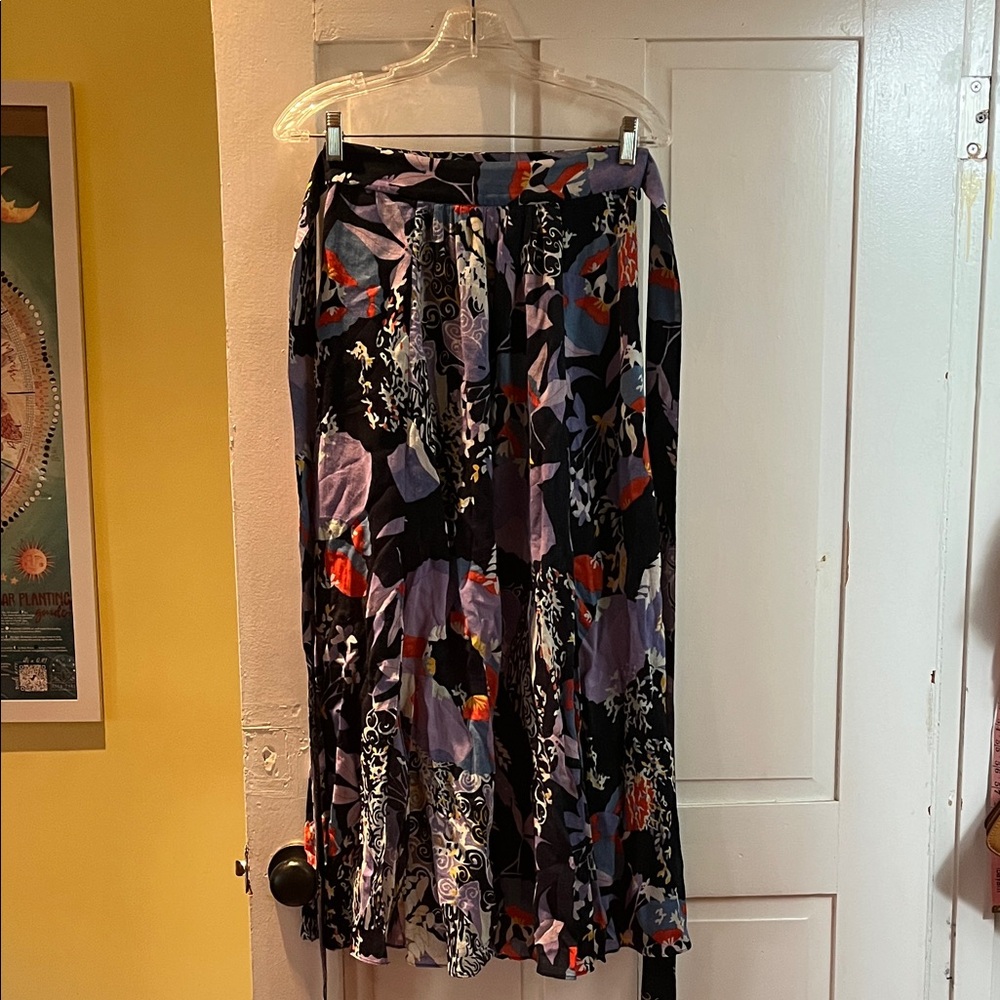 Floral Patterned Women's Skirt - size 6 but fits like a small